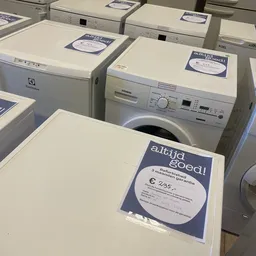 Wasmachines uitgestald in de winkel met prijskaartjes