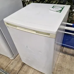 Witte tafelmodel koelkast met beige handgreep, close-up van voor- en zijkant