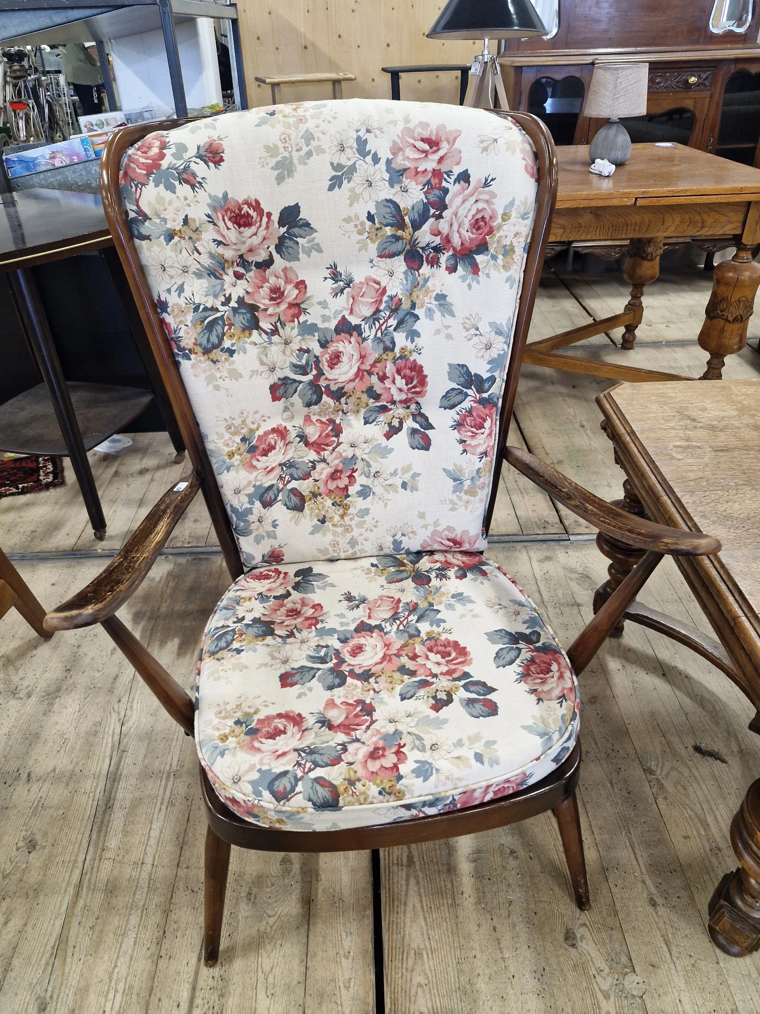 Houten fauteuil met bloemenpatroon bekleding, in kringloopwinkel