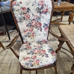 Houten fauteuil met bloemenpatroon bekleding, in kringloopwinkel