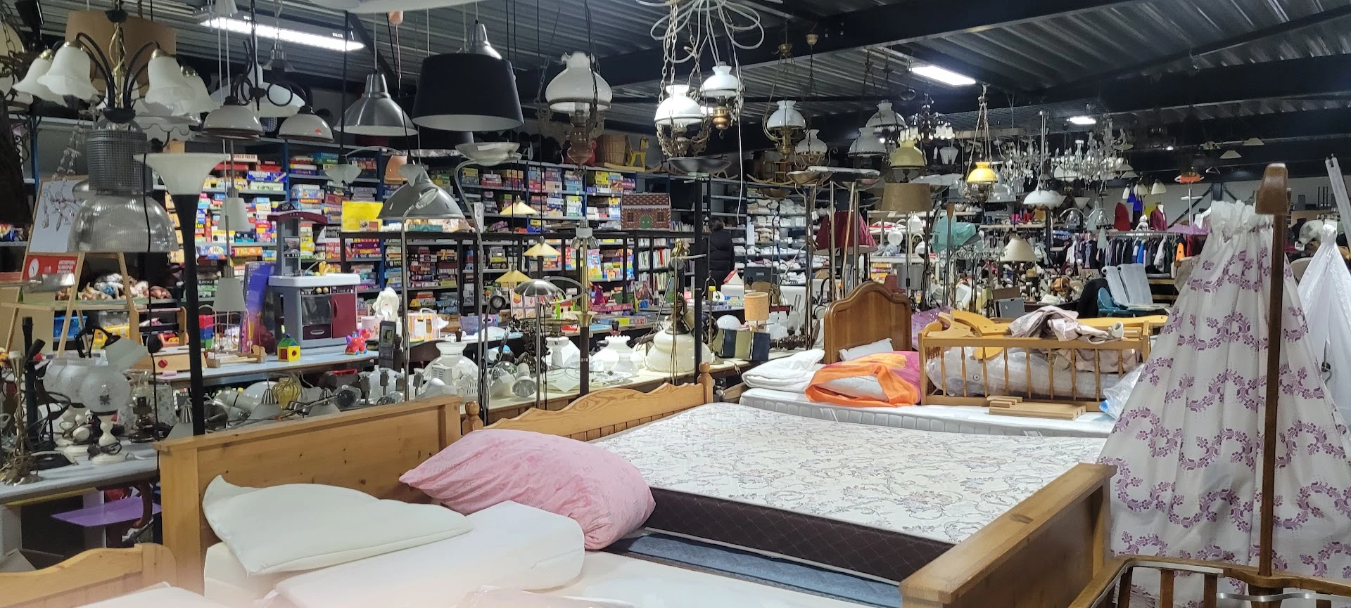 Kringloopwinkel Abel Tasman in Grootegast met tweedehands boeken, elektronica en kleding