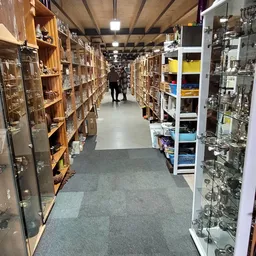 Winkelpad tussen stellingen met diverse spullen en articles in een kringloopwinkel