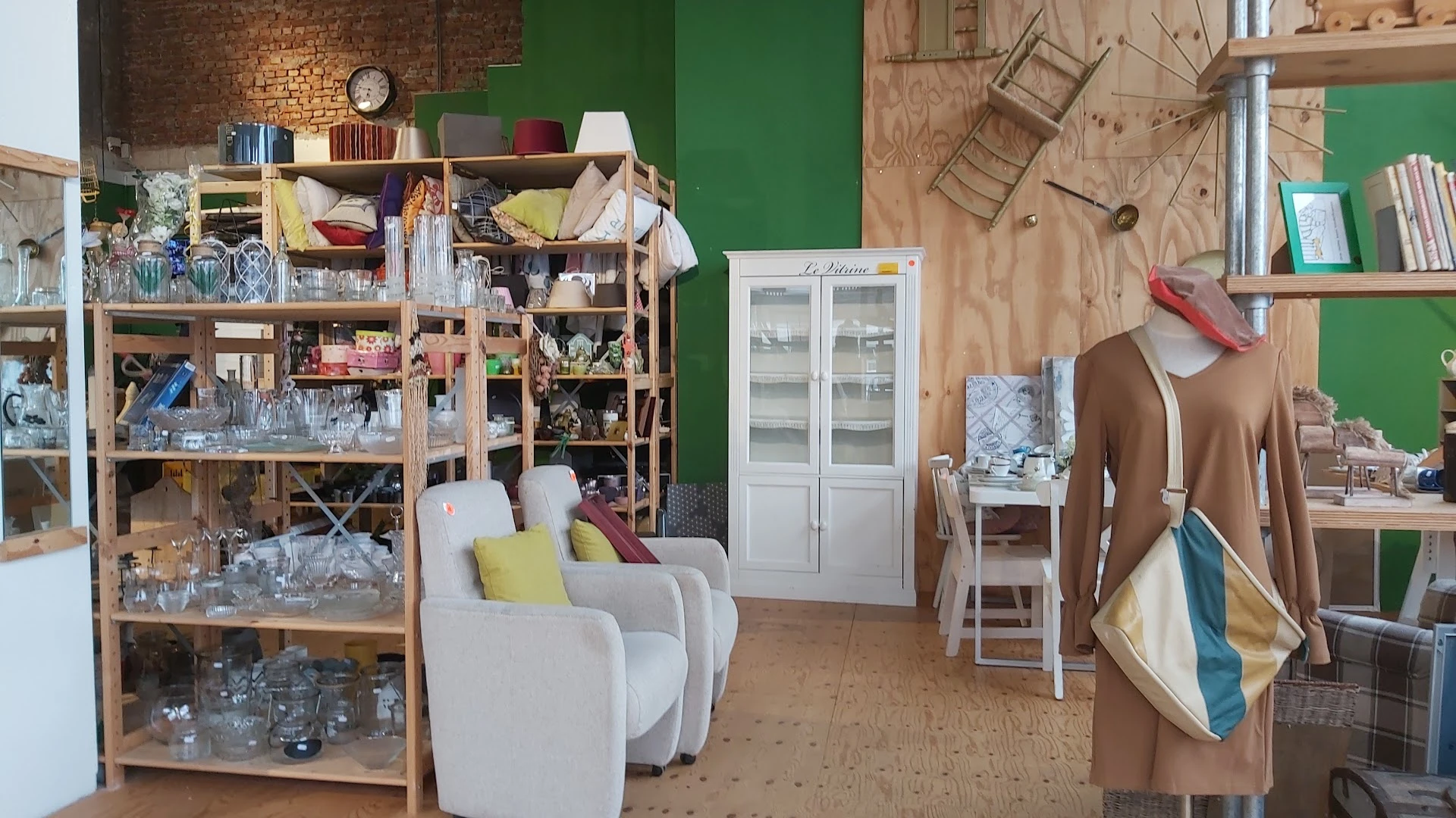 Kringloopwinkel Afrikaanderplein in Rotterdam met tweedehands boeken, cd's en huis- en inrichting