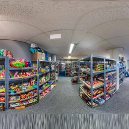 Winkelvloer met gekleurde speelgoed- en kinderspeelgoedrekken in een kringloopwinkel