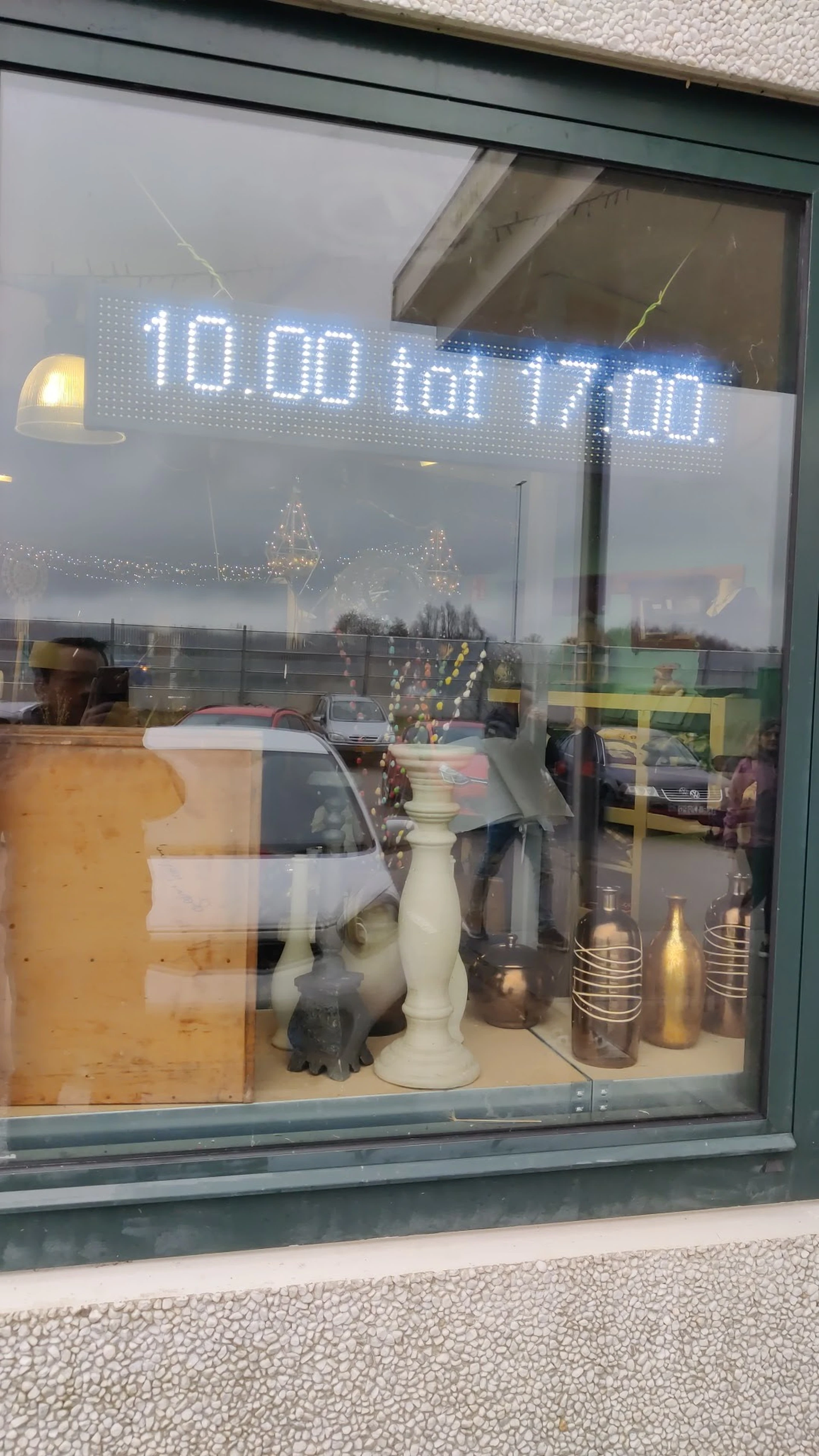 Kringloopwinkel Alkemade in Roelofarendsveen met tweedehands boeken, elektronica en kasten