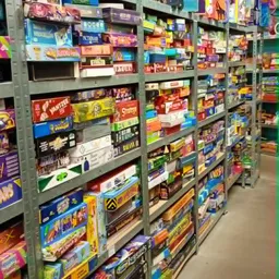 Metalen stellingen vol met dozen en verpakkingen van voedselproducten en conserven in een kringloopwinkel