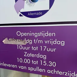 Paarse banner met openingstijden: dinsdag tot vrijdag 10-17 uur, zaterdag 10.00-15.30