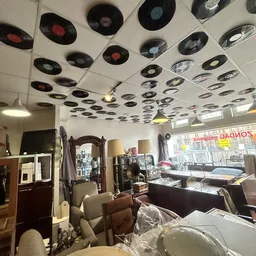 Winkelvloer met plafond versierd met oude vinyl platen, meubels en huishoudartikelen