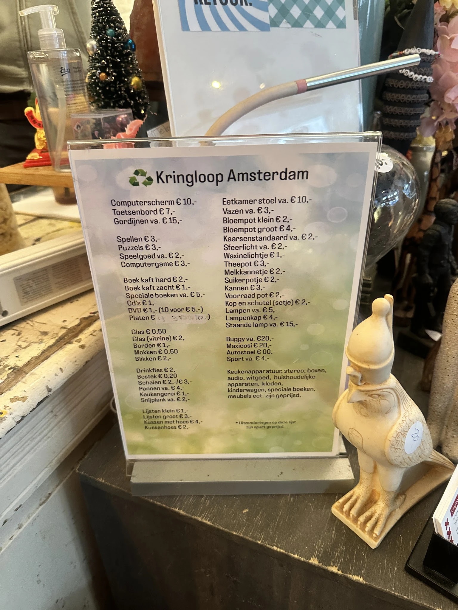 Prijskaart met categorieën en prijzen van spullen in de kringloopwinkel