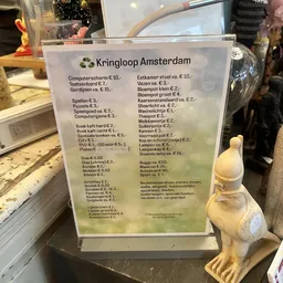 Prijskaart met categorieën en prijzen van spullen in de kringloopwinkel
