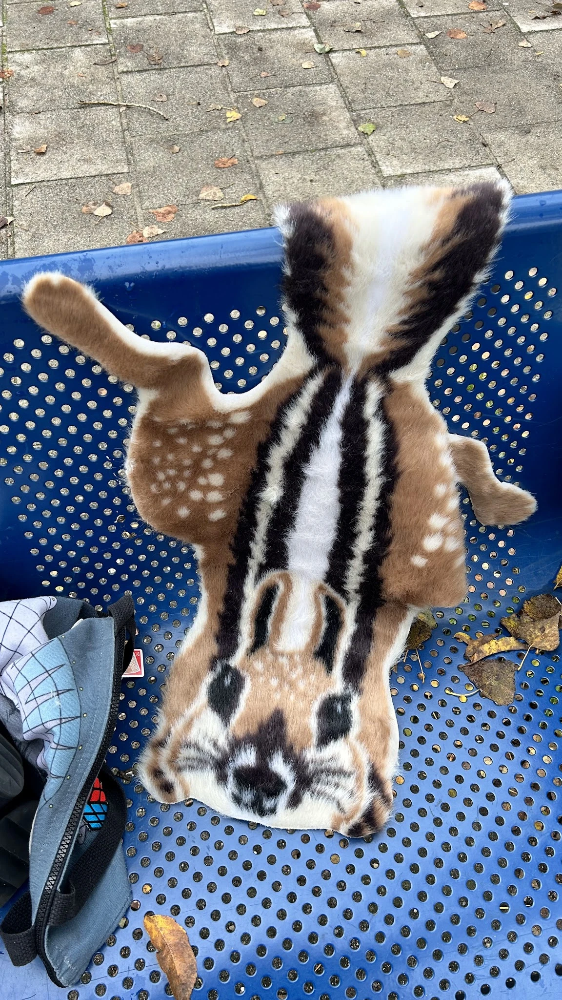 Close-up van een tweedehands dierenhuid of bont met bruine, witte en zwarte vlekkige patronen
