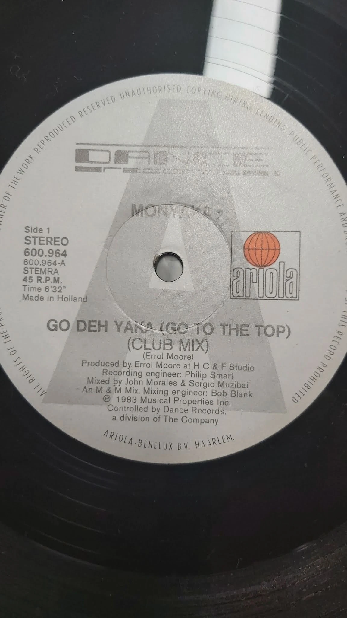 Vinyl single 'Go Deh Yaka (Go to the Top) Club Mix' uit 1983, labelzijde met Amola-logo zichtbaar