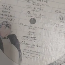 Handgeschreven notities en aantekeningen op papier met onleesbare tekst