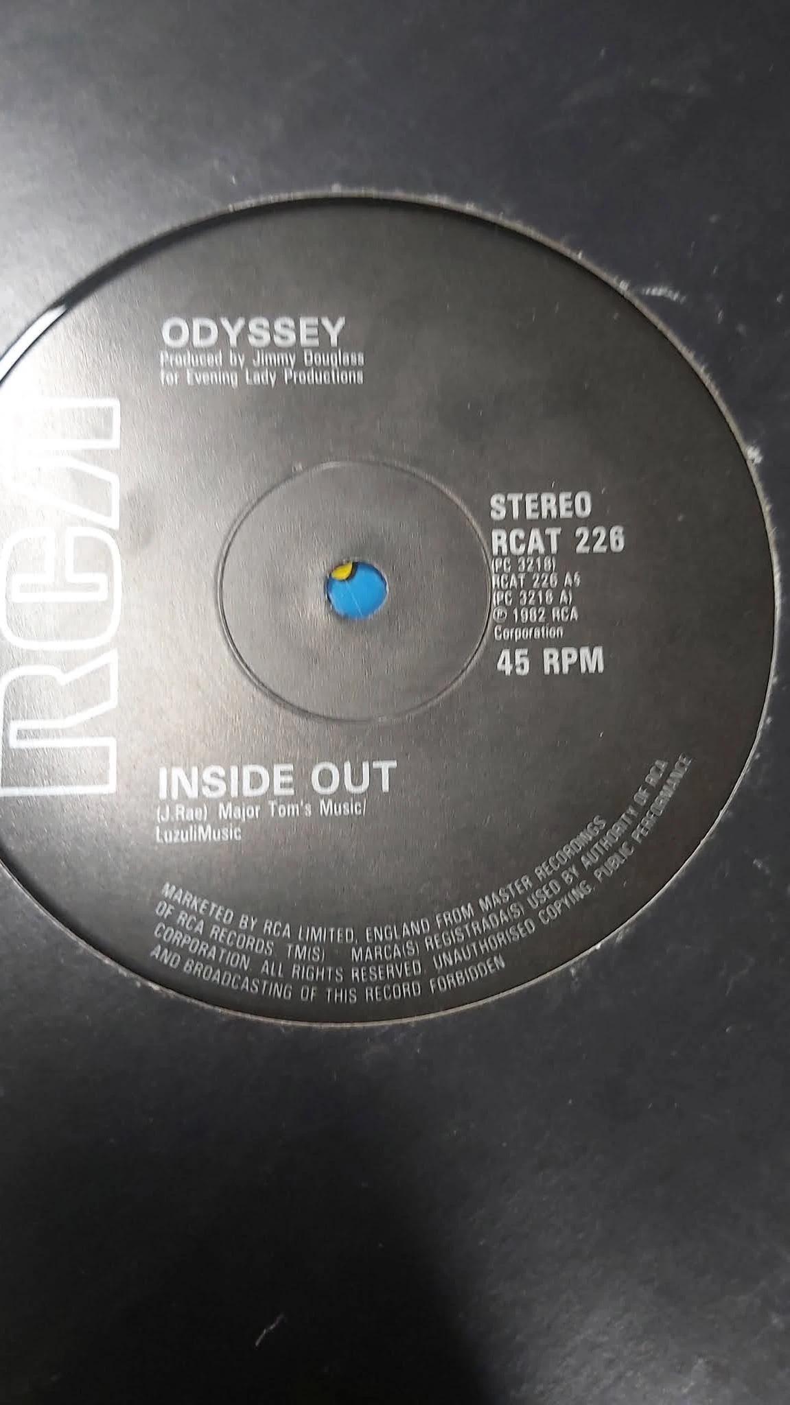 Close-up van een vinyl single 'Inside Out' op 45 rpm met blauwe label van RCA Records
