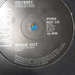 Close-up van een vinyl single 'Inside Out' op 45 rpm met blauwe label van RCA Records
