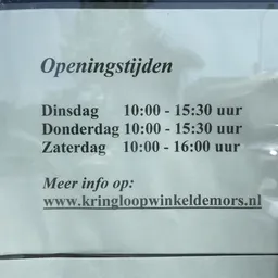 Openingstijden aankondiging op raam: dinsdag en donderdag 10:00-15:30 uur, zaterdag 10:00-16:00 uur