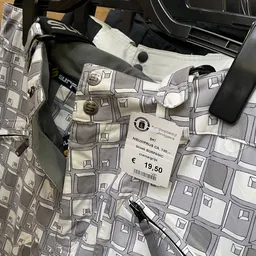 Prijskaartje van €19,50 op een textiel met geometrisch patroon