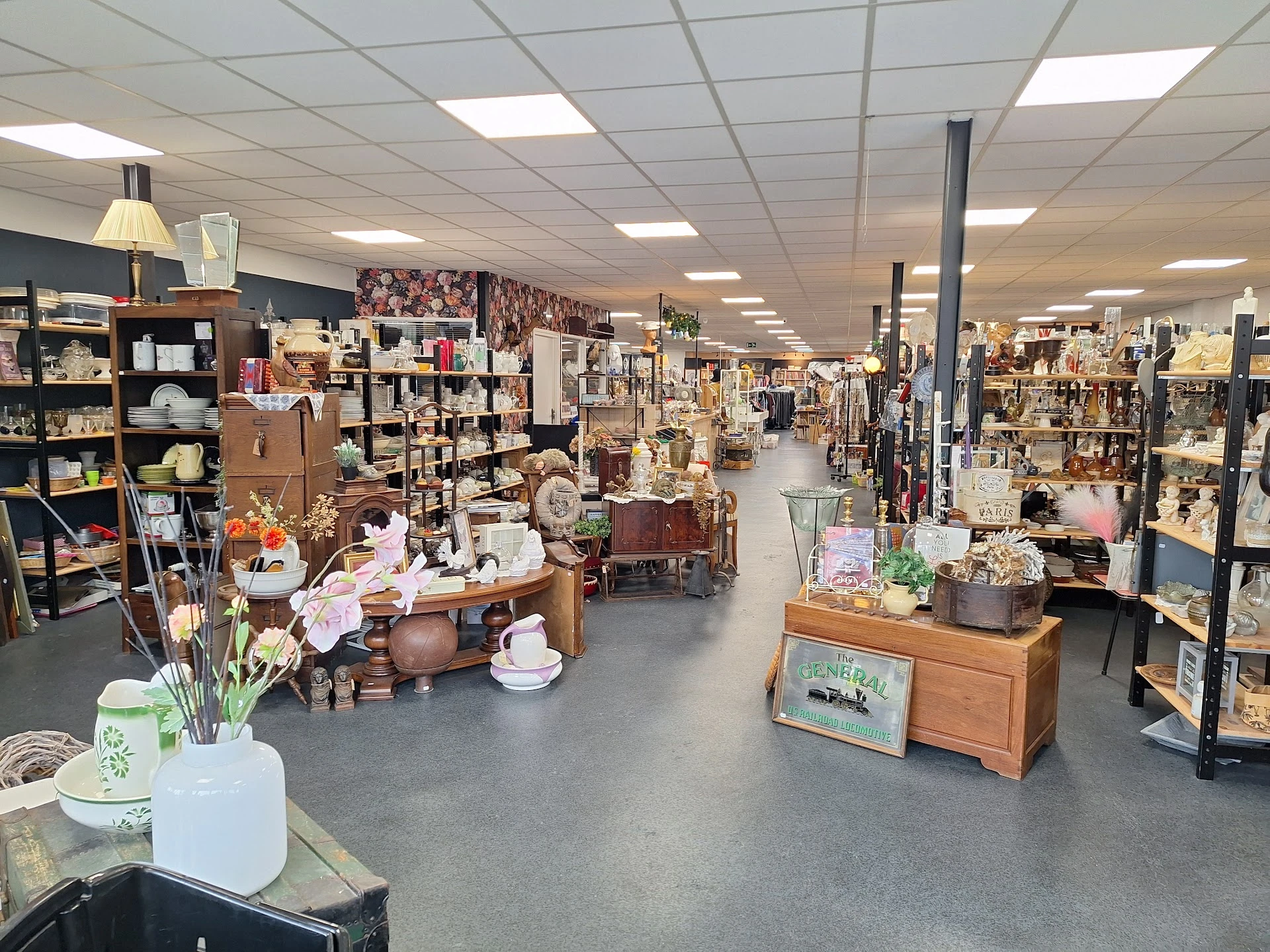 Kringloopwinkel Beej Ós in Baexem met tweedehands boeken, gereedschappen en huis- en inrichting