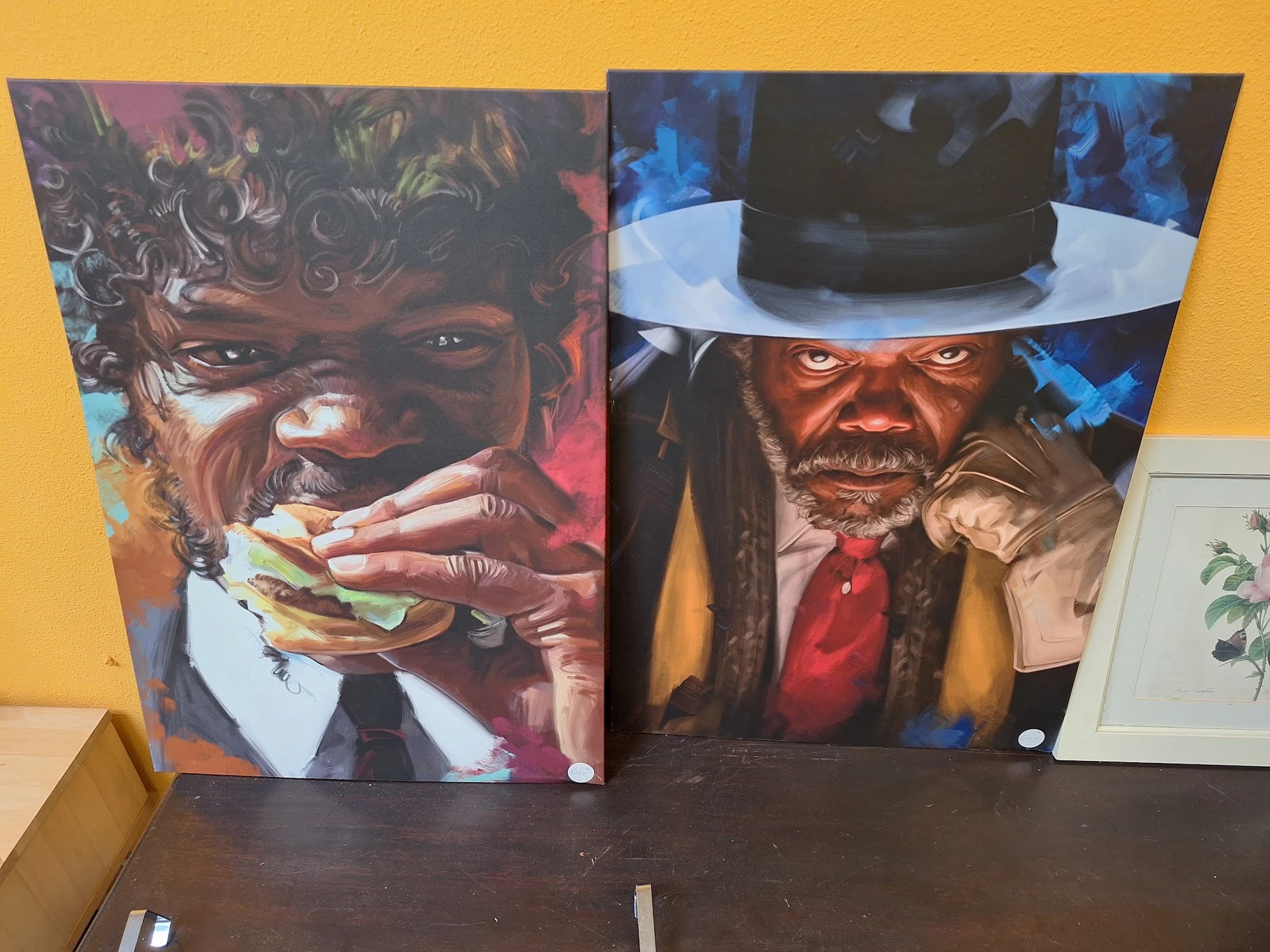 Twee posters met portretten van mannen, waarschijnlijk uit films of popcultuur