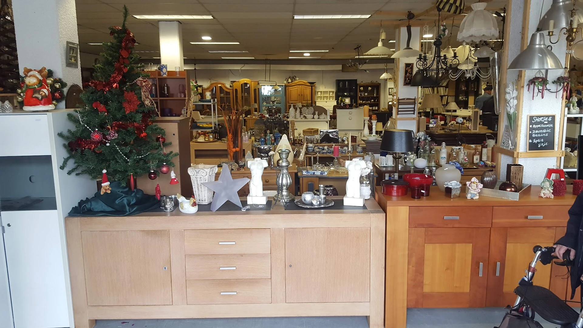 Kringloopwinkel Berghemseweg in Oss met tweedehands boeken, dinky toys en huishoudelijke apparaten