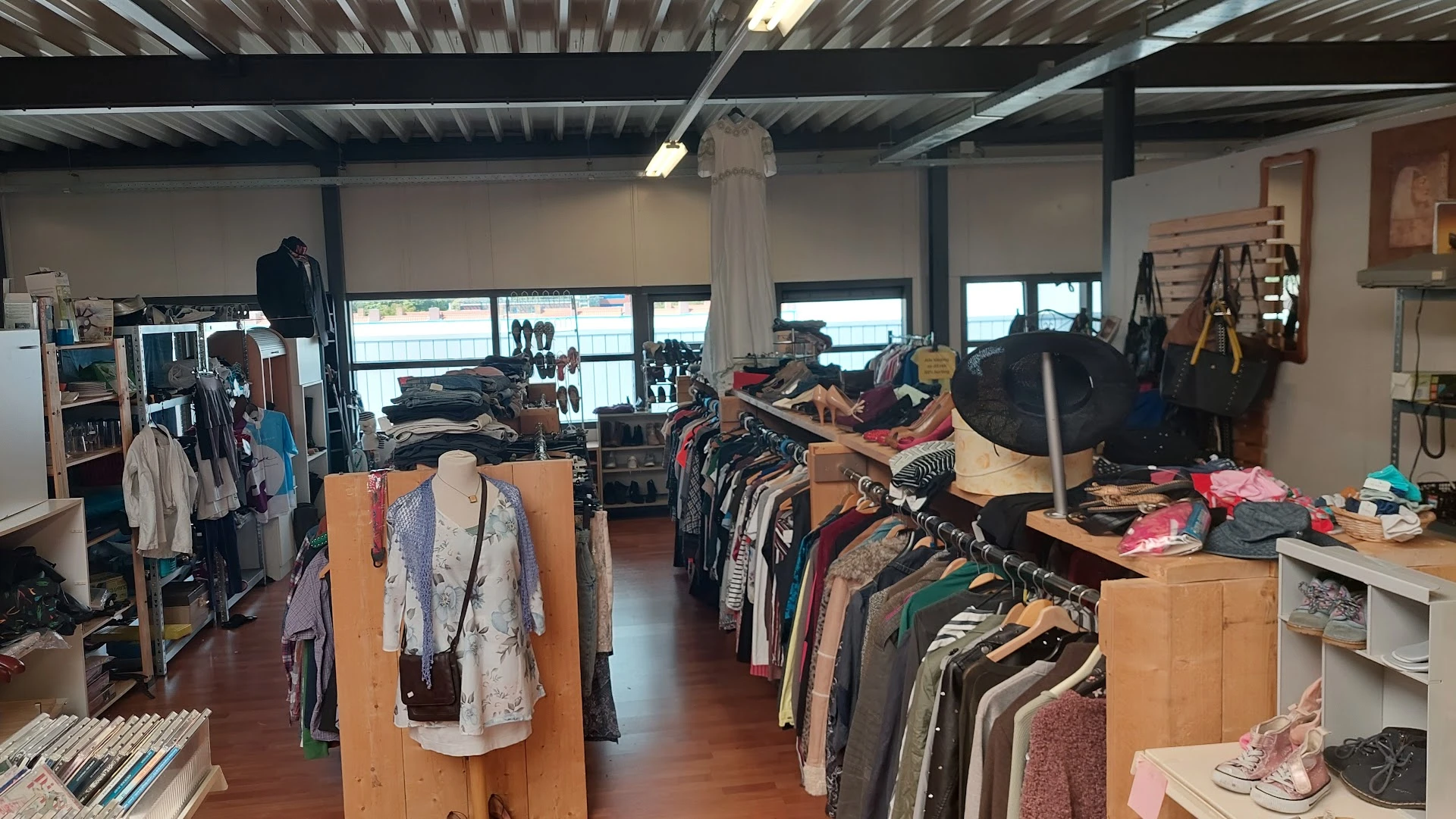 Kringloopwinkel Bij Nico Boven in Lekkerkerk met tweedehands boeken, huishoudelijke apparaten en kleding
