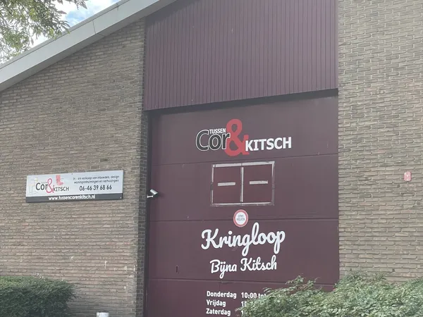 Kringloopwinkel Kringloopwinkel "bijna kitch" in Maassluis