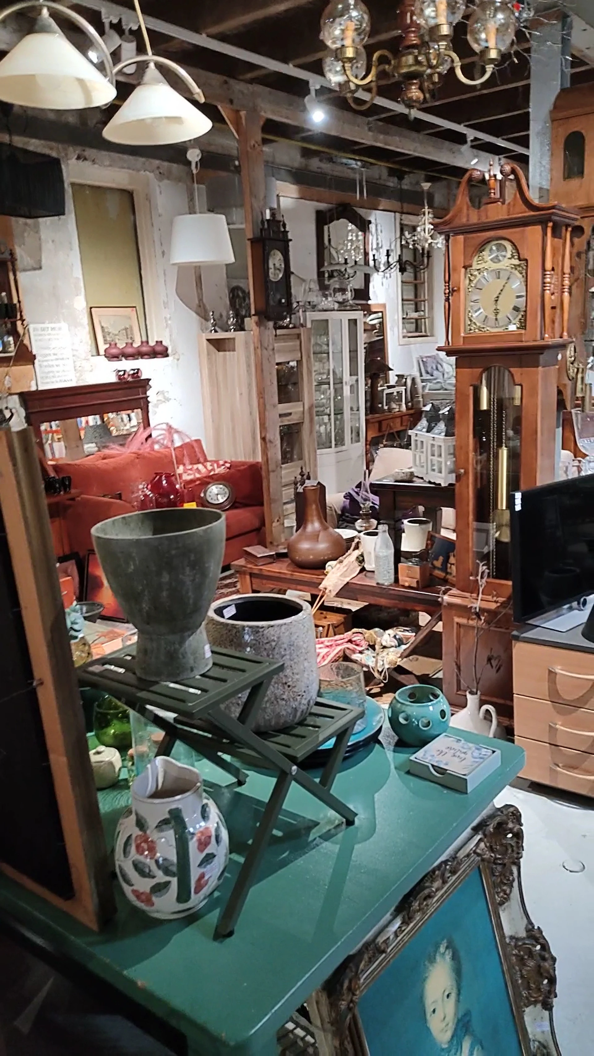 Kringloopwinkel Bodegraven in Bodegraven met tweedehands boeken, huishoudelijke apparaten en huisinrichting