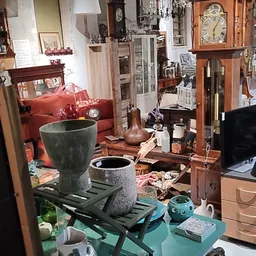 Binnenzicht van kringloopwinkel met diverse meubels, huishoudartikelen en decorstukken