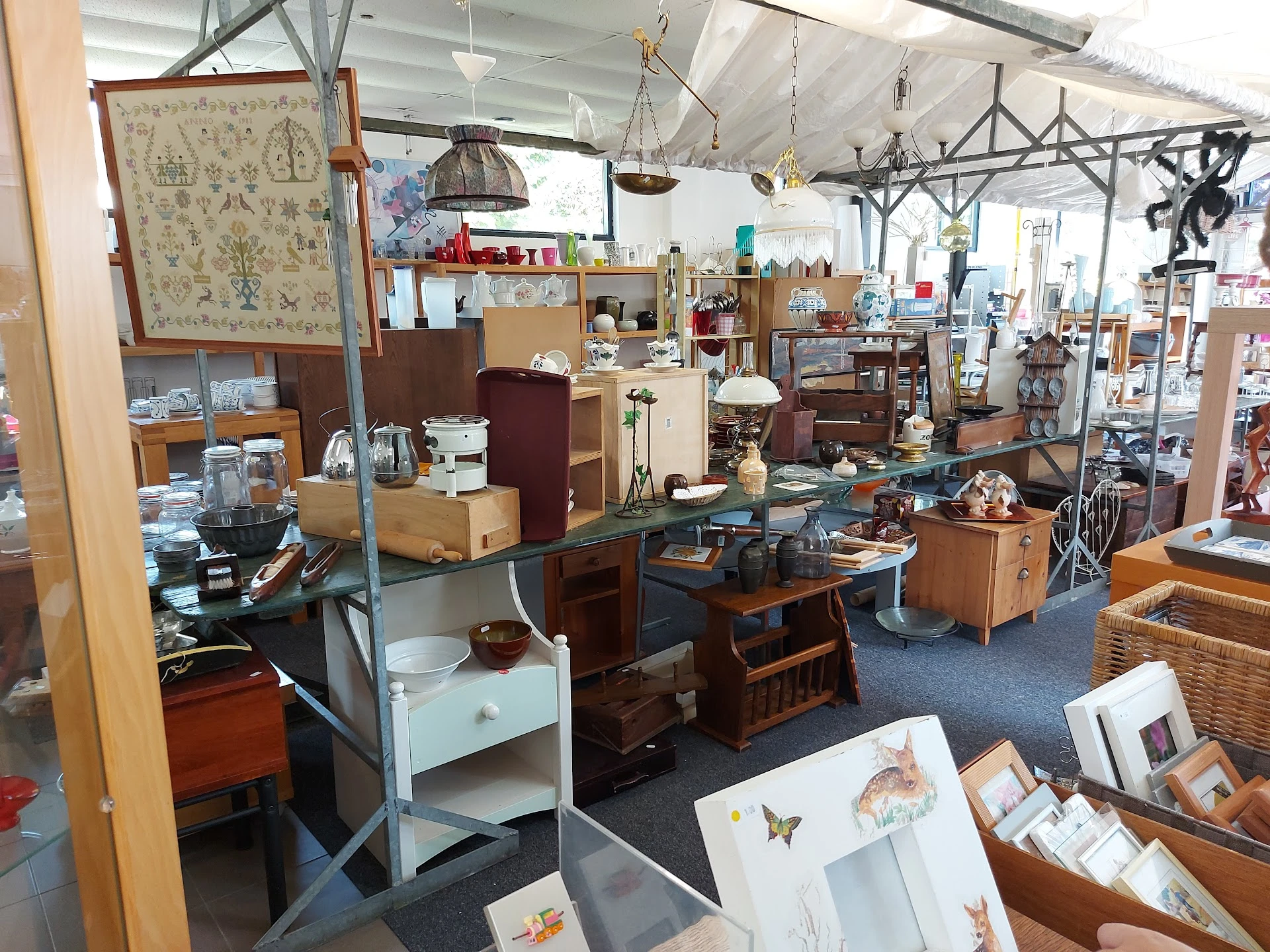 Kringloopwinkel Bovensmilde in Bovensmilde met tweedehands meubels en kleding