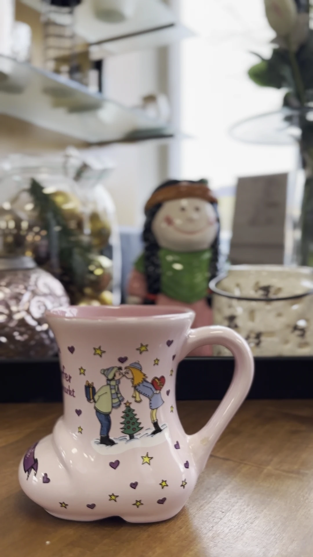 Roze mok met kinderfiguren en sterren, met decoratieve poppetjes op achtergrond
