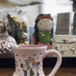 Roze mok met kinderfiguren en sterren, met decoratieve poppetjes op achtergrond