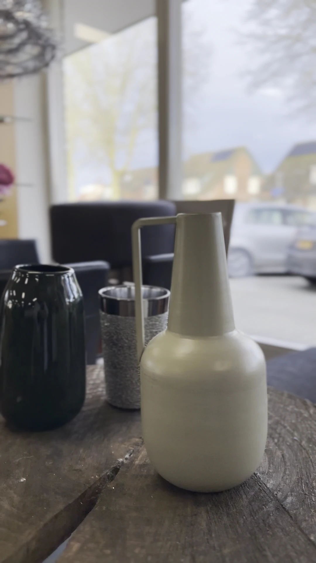 Close-up van glazen en kannen op een tafel in een winkelinterieur