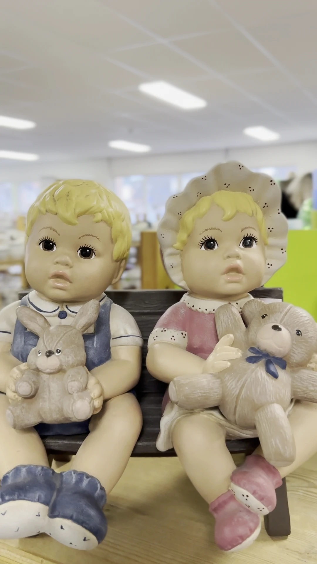 Twee vintage poppen met blond haar in verschillende outfits