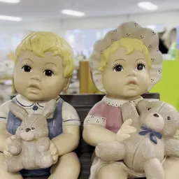 Twee vintage poppen met blond haar in verschillende outfits
