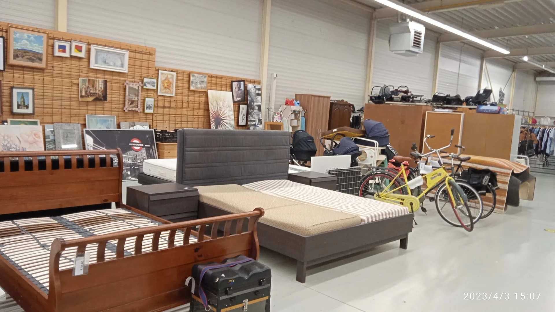 Showroom met meubels: bedden, matras, fietsen en diverse huishoudelijke artikelen