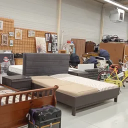 Showroom met meubels: bedden, matras, fietsen en diverse huishoudelijke artikelen