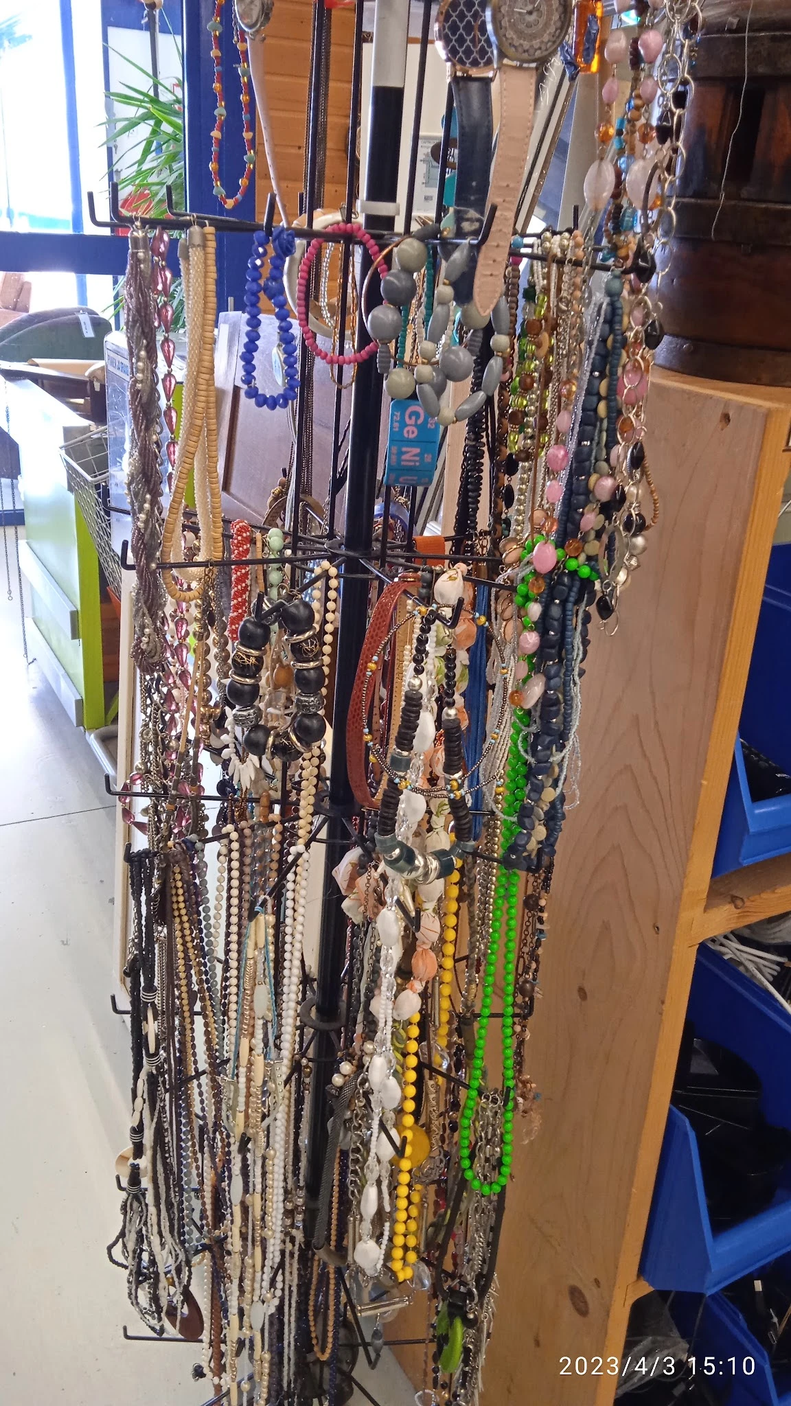 Rekken met sieraden, kettingen en armbanden in diverse kleuren en materialen