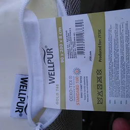 Close-up van een witte sokkel met product- en verzorginginformatie