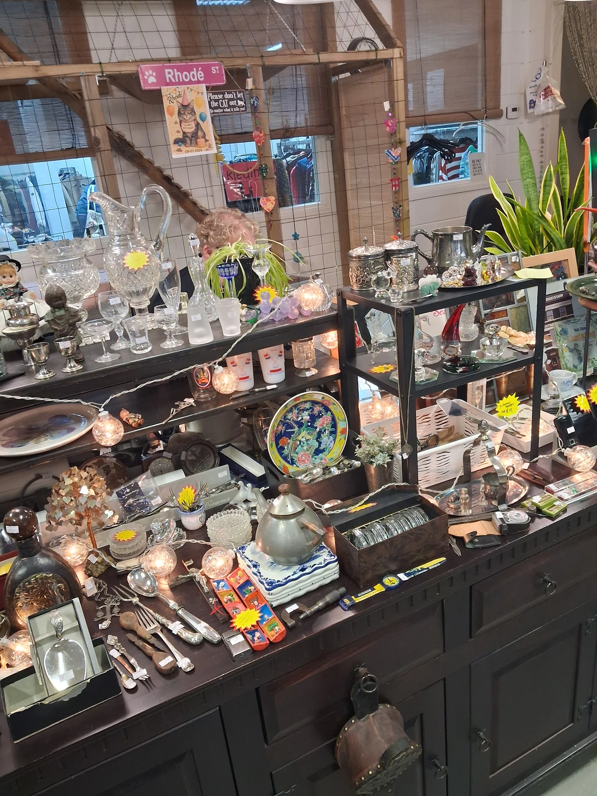 Kringloopwinkel By Oscar in Leerdam met tweedehands meubels en kleding