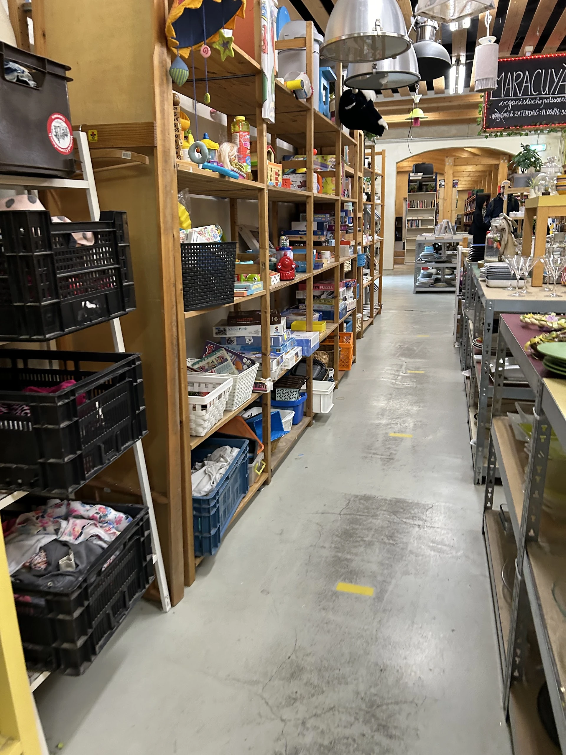 Kringloopwinkel De Arm 247 in Utrecht met tweedehands boeken, elektrische fietsen en huishoudelijke apparaten