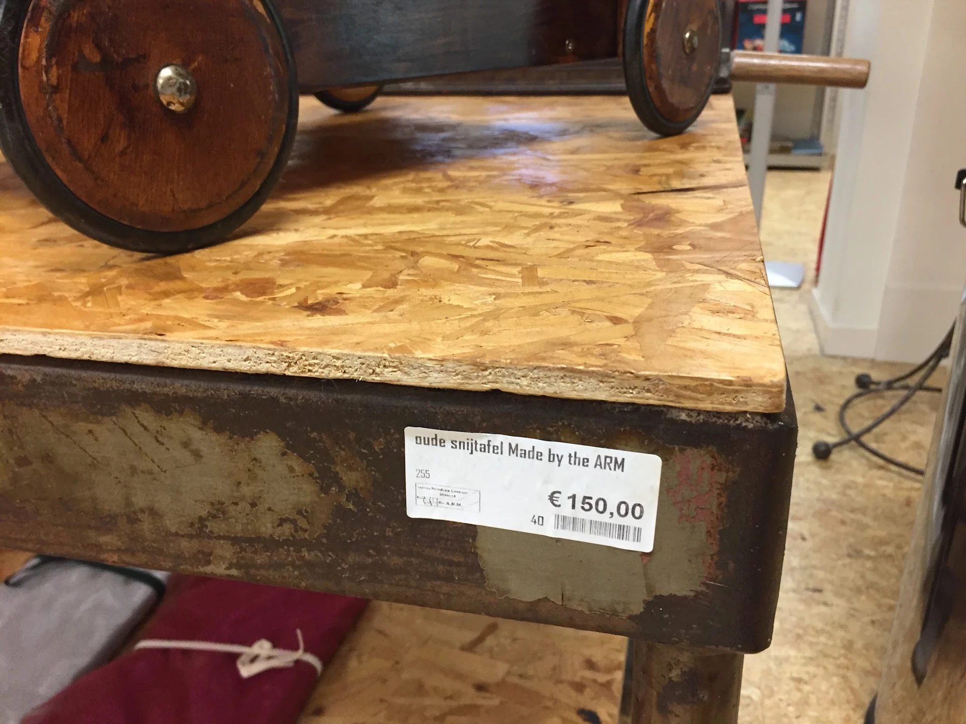 Houten artefact met wielen en prijskaartje van €150,00 in de winkel