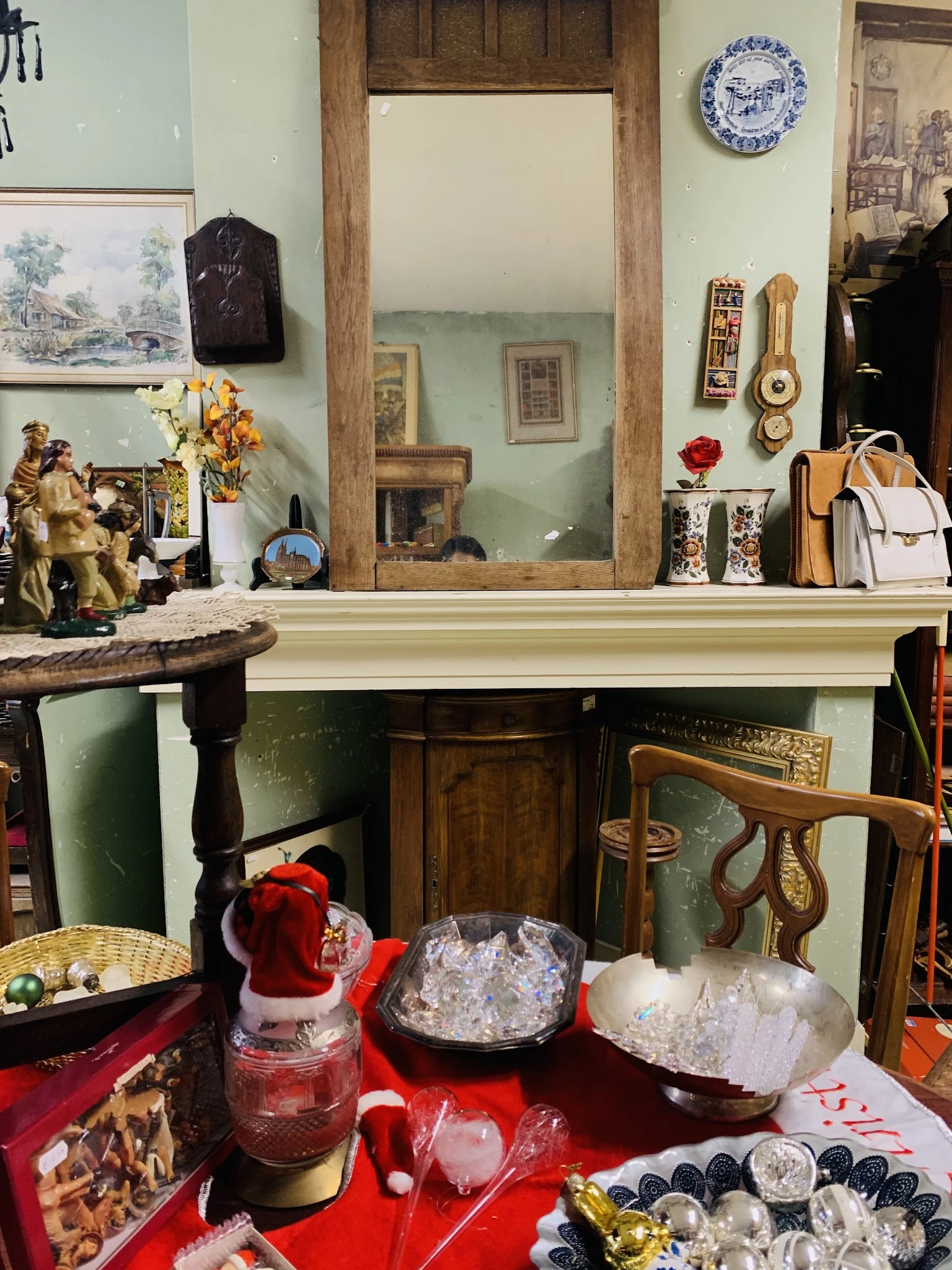 Winkelinterieur met vintage spiegels, meubels, decoratie en curiosa op stellingen en toonbank