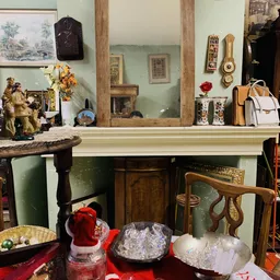 Winkelinterieur met vintage spiegels, meubels, decoratie en curiosa op stellingen en toonbank