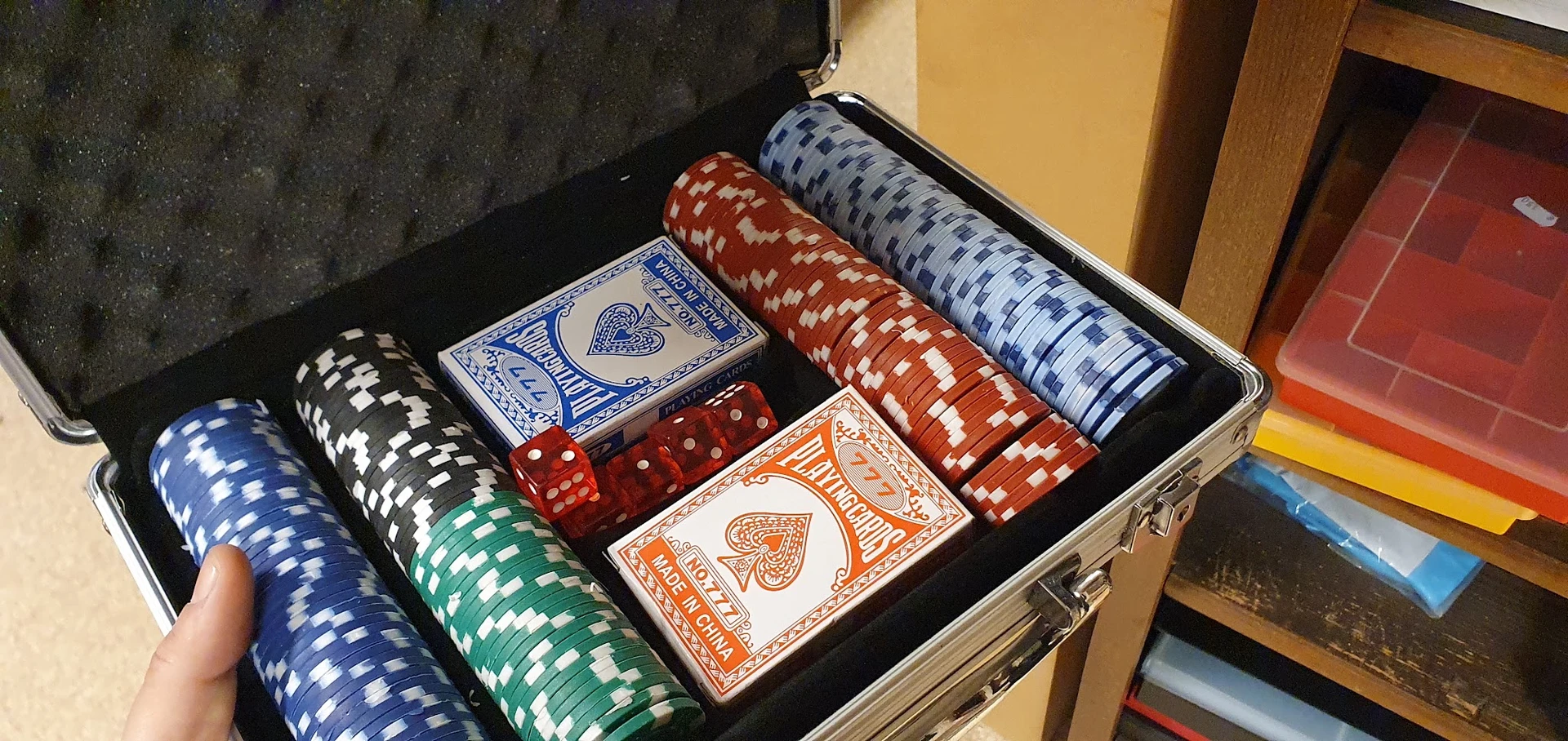 Pokerchips set in koffertje met speelkaarten en dobbelstenen