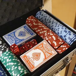 Pokerchips set in koffertje met speelkaarten en dobbelstenen
