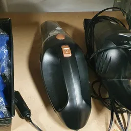 Drie zwarte computermuizen met kabels op een tafel, één met oranje details