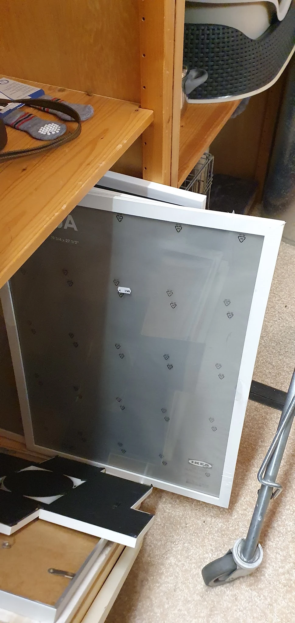 Close-up van een spiegel in witte lijst met hartjes patroon