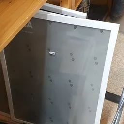 Close-up van een spiegel in witte lijst met hartjes patroon