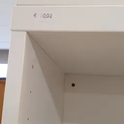 Binnenkant van een lege witte kast of box met enkele gaten