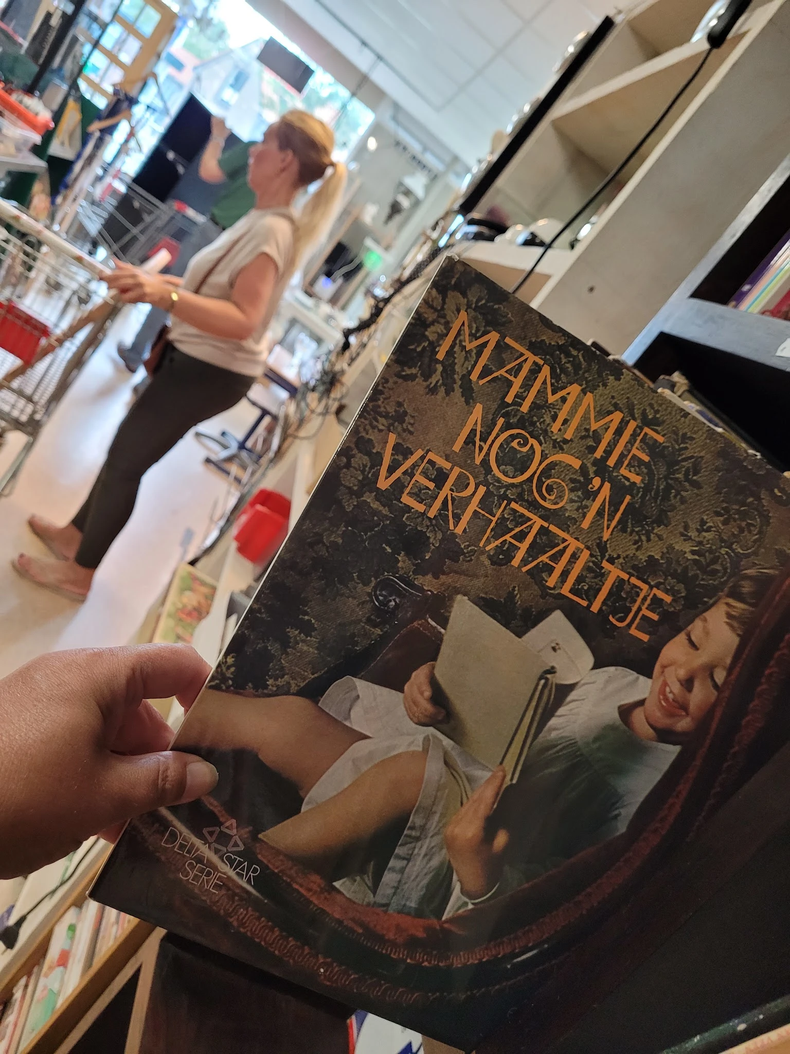 Tweedehands boek 'Mimme Nogen Verhälfte' met versleten bruine kaft en portret op cover
